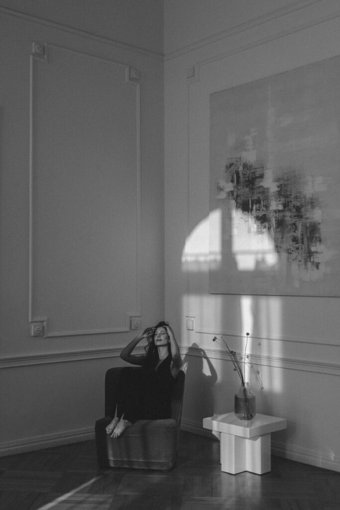 Kobieca sesja zdjęciowa w apartamencie